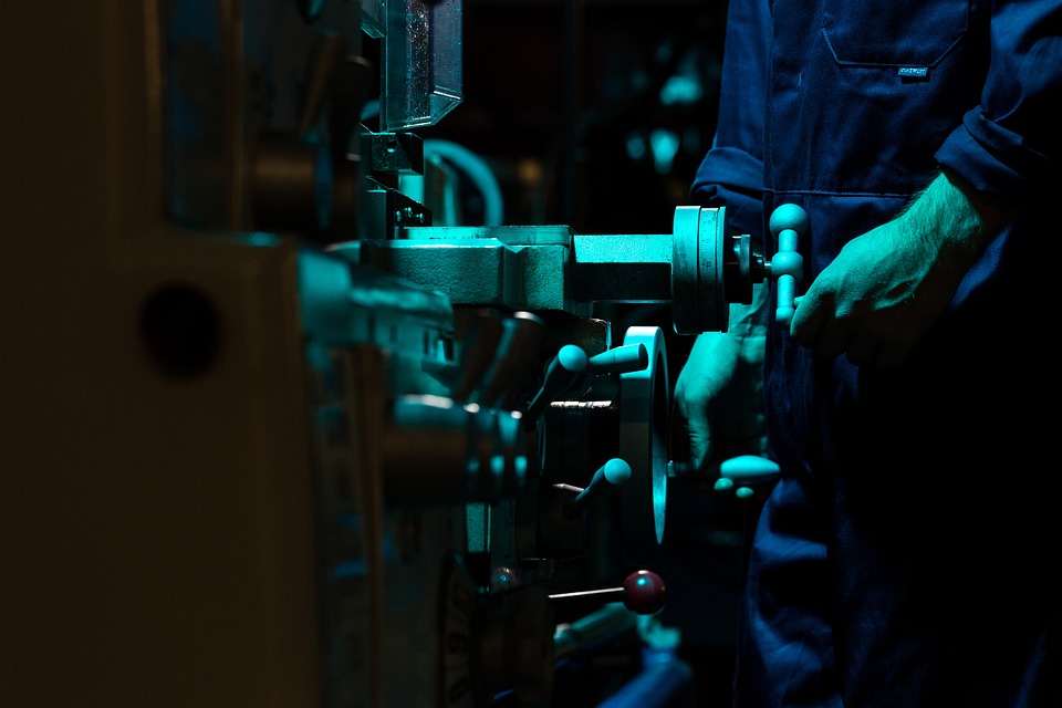 Crafting a Compelling Cover Letter for Manufacturing Engineer Roles: Essential Tips and Examples