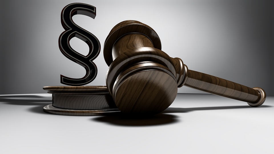 Navigating Your Career Roadmap as a Commercial Lawyer: Essential Steps for Success in the UK