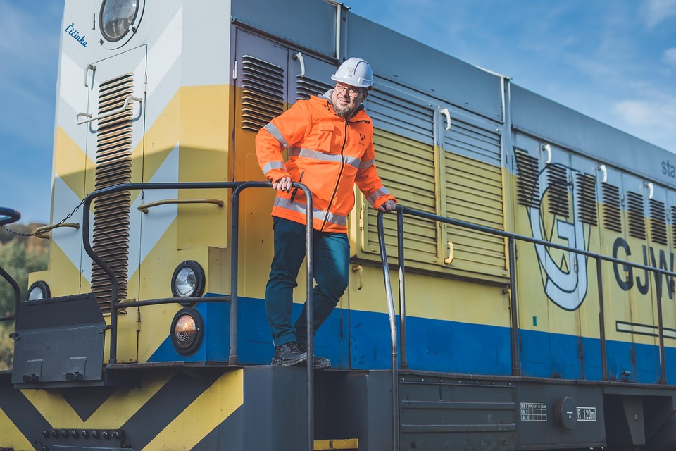 How to Craft an Impressive Train Conductor Cover Letter: Tips and Examples for Success