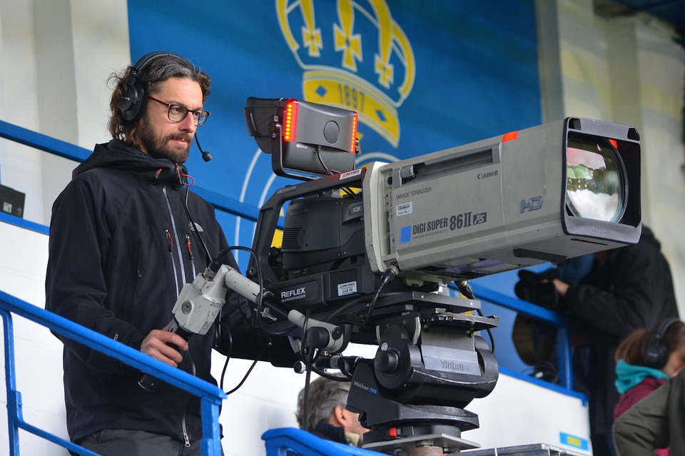Crafting the Perfect Cover Letter for Camera Operators: Tips and Examples for Success