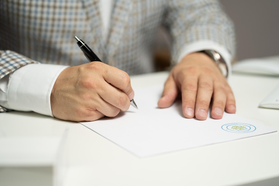 Essential Contracts Manager Resume Template: Stand Out in Your Job Application